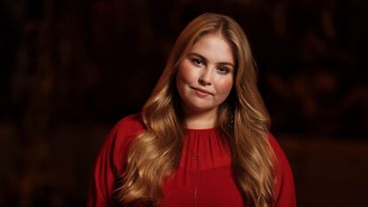 La princesa Amalia de Orange, heredera de Países Bajos, en un retrato oficial realizado en otoño de 2021 y publicado el 7 de diciembre con motivo de su 18º cumpleaños.
