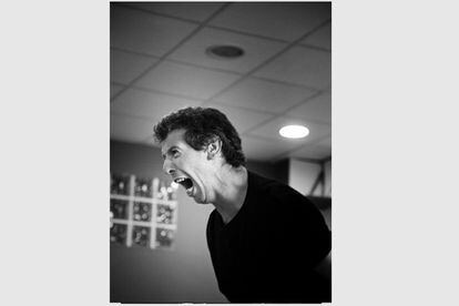 La rabia en su máxima expresión es trasmitida por Antonio Sanz en forma de grito, durante el ensayo de una escena.