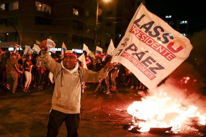 Simpatizantes del candidato opositor Guillermo Lasso protestan en Quito.