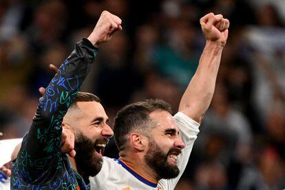 Karim Benzema y Dani Carvajal celebran la remontada contra el Manchester City y la clasificación para la final de la Champions en el Bernabéu.