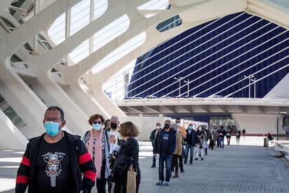 Una fila de personas a la espera de entrar en el Museo de las Ciencias de Valencia para ser vacunados, este lunes.