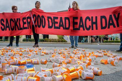 Manfiestantes protestan contra las farmacéuticas en Stamford, Connecticut.