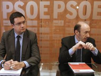 Alfredo Pérez Rubalcaba, junto a Óscar López, durante la reunión con una delegación del Consejo de la Juventud.