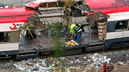 Expertos forenses inspeccionan los trenes de Cercanías tras el atentado terrorista que mató a 191 personas, en la estación de Atocha, el 12 de marzo de 2004.