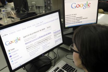 Una mujer consulta en Internet la agencia de protección de datos