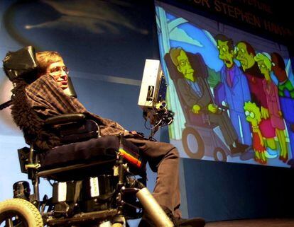 El físico británico Stephen Hawking mira en la pantalla los dibujos animados de los Simpsons en los que él aparece como personaje, durante su conferencia "Ciencia en el futuro", en Bombay, el 14 de junio de 2001.