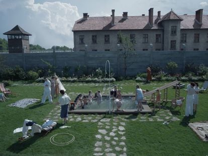 Fotograma de 'La zona de interés', de Jonathan Glazer, con el jardín de la casa del comandante de Auschwitz y, al fondo, el campo.