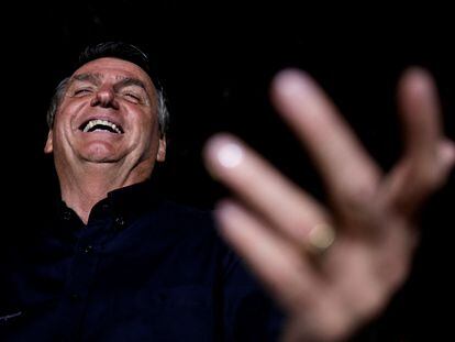 El presidente brasileño, Jair Bolsonaro, ríe durante una conferencia de prensa que ofreció luego de conocer los resultados electorales de primera vuelta, el domingo por la noche, en Brasilia.