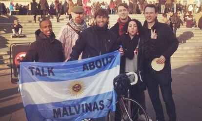 Emanuel Sierra (en el centro) con cinco británicos en la puerta de la National Gallery de Londres.