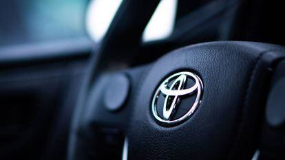 Logo de la marca Toyota en un volante.