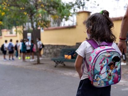 Una niña acude a clase al colegio Isabel la Católica, en Santa Cruz de Tenerife de la mano de su madre. 
