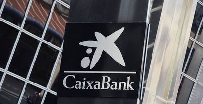 El logo de Caixabank tras la sustitución por el de Bankia en las inmediaciones de las torres Kio, en Madrid (España), a 27 de marzo de 2021.