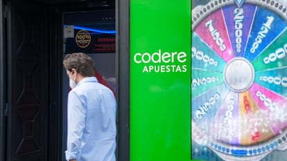 Un hombre pasa por delante de una sala de juego de Codere.