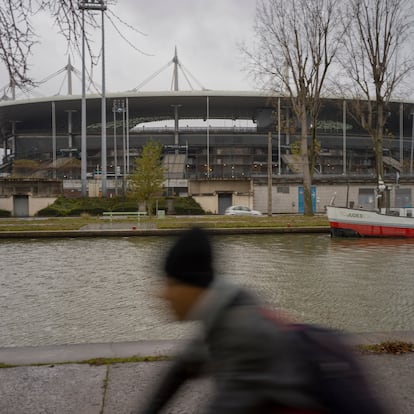SAINT-DENIS, FRANCE. 4 Diciembre 2023. Vista del Stade de France en Saint Denis, donde se celebraran las pruebas de atletismo de los Juegos Ol’mpicos el proximo verano.( Samuel Aranda para EL PAIS SEMANAL)    ----PIEFOTO----  El Stade de France, donde se celebrarán las pruebas de atletismo de los JJ OO, y uno de los canales del extrarradio de París 
