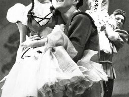 Alicia Alonso en su debut como Giselle en 1943, acompañada por Antón Dolin. Ballet Theatre, Metropolitan Opera House , Nueva York.