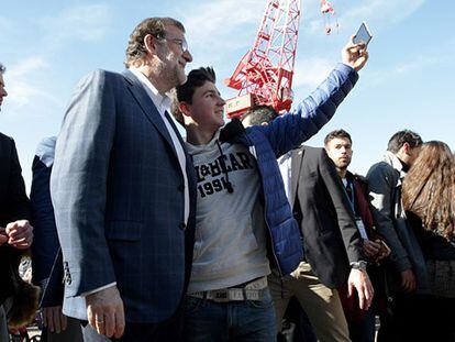 Mariano Rajoy se fotografía junto a un joven en Bilbao.