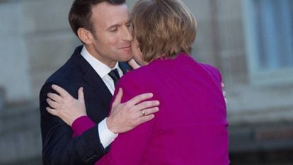 El presidente franc&eacute;s, Emmanuel Macron, saluda este viernes a la canciller en funciones, Angela Merkel, a las puertas del El&iacute;seo (Getty Images).
