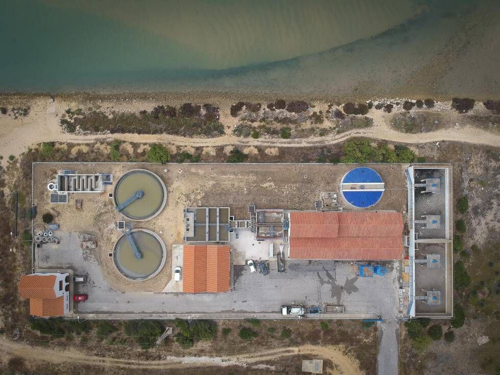 Vista aérea de la depuradora de Barbate (Cádiz) que, según la justicia europea, incumple la normativa comunitaria.