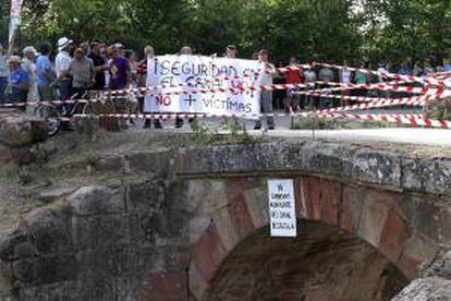 Vecinos de seis pueblos de Palencia y Burgos, a su llegada al puente de Castrejón de río Pisuerga, en la que el pasado sábado murieron 6 personas, durante la marcha convocada en protesta contra la seguridad en los puentes del Canal de Castilla que sale de la esclusa 13.