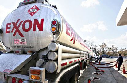 Cami&oacute;n cisterna de la petrolera Exxon Mobil