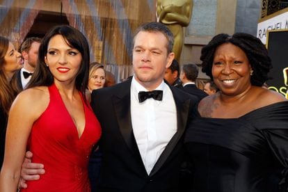 Matt Damon acompañado de su esposa Luciana Barroso y de la actriz Whoopi Goldberg
