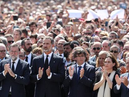 D'esquerra a dreta, Sáenz de Santamaría, Rajoy, el rei Felip VI, Puigdemont i Colau.