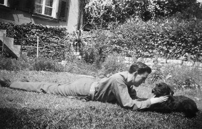 El escritor J. D. Salinger juega con su perro en una imagen sin datar.