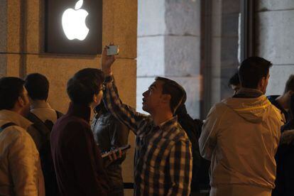 Clientes de Apple hacen cola en la tienda de la Puerta del Sol de Madrid desde primera hora de la mañana. La tienda ha abierto a las 8