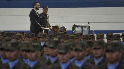 El presidente de El Salvador, Nayib Bukele, durante una ceremonia con militares el 27 de marzo, en San Salvador.