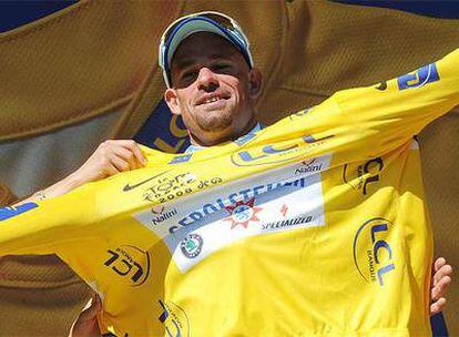 El corredor alemán se enfunda el 'maillot' amarillo durante el pasado Tour de Francia