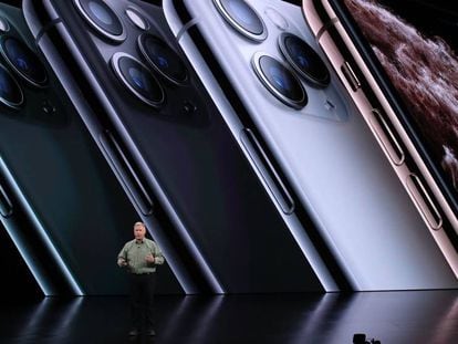 El vicepresidente de 'marketing' mundial de productos de Apple, Phil Schiller, presenta el iPhone 11 Pro.