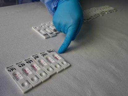 Detalle de varios tests de antígenos positivos en el centro de salud de San Andrés de Murcia el jueves pasado.