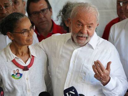 El presidente electo de Brasil, Luiz Inacio Lula da Silva junto a la que fuera ministra de Medio Ambiente de su anterior Gobierno, Marina Silva.