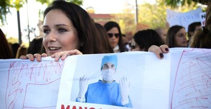 Médicos MIR, la semana pasada, en una manifestación en Sevilla.