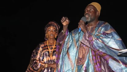 Ngary Niang, griot de Ndiebene, durante una ceremonia en la plaza del pueblo.