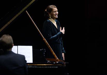 La soprano noruega Lise Davidsen. De espaldas, al piano, su compatriota Leif Ove Andsnes.