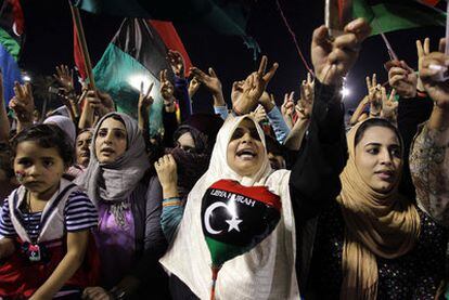 Un grupo de mujeres libias participa en el acto multitudinario en la plaza de los Mártires, en el centro de Trípoli