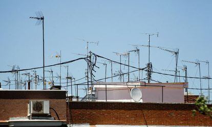 Antenes de televisió en unes teulades a Madrid.