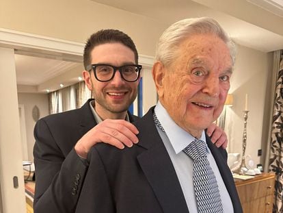 George Soros con su hijo y heredero Alexander, en Alemania, en una imagen obtenida de las redes sociales.