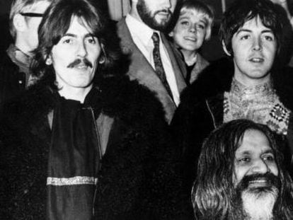 Mahareshi Mahesh Yogi  con George Harrison y Paul McCartney, en 1967.