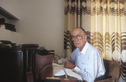 Camilo José Cela en su casa de Madrid en 1991.