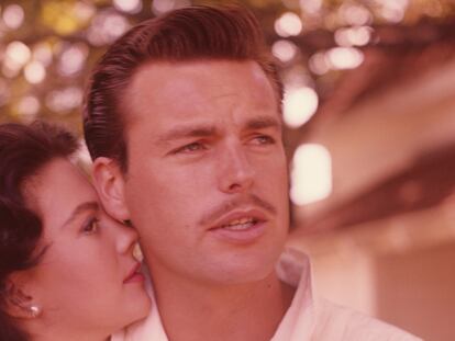 Robert Wagner abrazado por Natalie Wood en 1958.