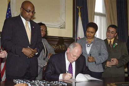El gobernador de Illinois firma la legislación para abolir la pena de muerte en el Estado.
