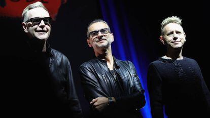 Andrew Fletcher, a la izquierda, junto a sus compañeros de Depeche Mode, Dave Gahan (centro) y Martin Gore (derecha).