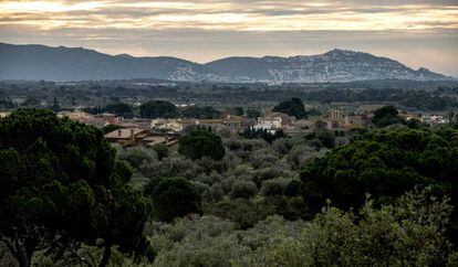 El municipio de Pau y al fondo, la montaña de Puig Panu.