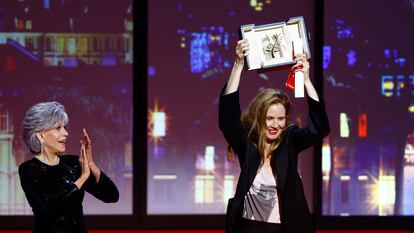 La directora de cine Justine Triet (derecha) sostiene la Palma de Oro del Festival de Cannes, aplaudida por la actriz Jane Fonda, en la ceremonia de clausura, el 27 de mayo.