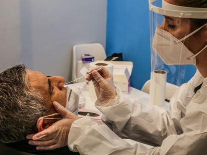 Un empleado se somete a una prueba de coronavirus en la Universidad San Pablo CEU en Madrid, este viernes 22 de enero de 2021.
