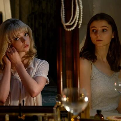 Anya Taylor-Joy y Thomasin McKenzie, en 'Última noche en el Soho'.