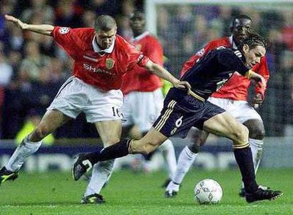 Roy Keane persigue a Redondo en Old Trafford.