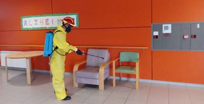 Bomberos de la Diputación de Teruel desinfectan la residencia Martín del Río afectada por un brote de Covid-19.